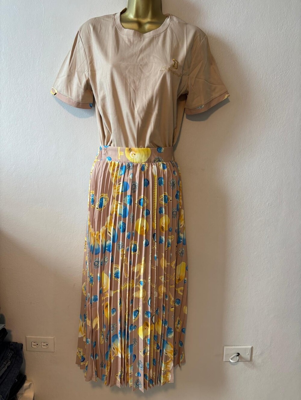 Pleated Floral Print Midi Skirt in Beige with Yellow & Blue Accents